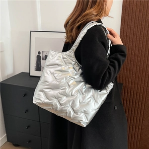 Grand sac cabas matelassé argenté métallisé pour femme, idéal pour les loisirs et voyages