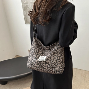 Sac fourre-tout rétro à motif léopard avec bandoulière large et étiquette tissée