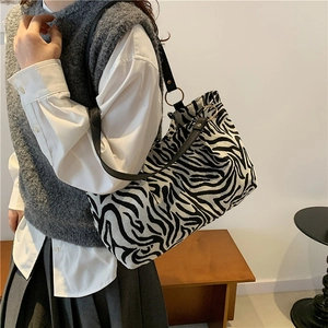 Zebra-Canvas-Schultertasche mit schwarzem Lederriemen und goldenen Ring-Details