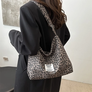 Sac fourre-tout chic en nylon à imprimé léopard avec grande capacité et étiquette de mode