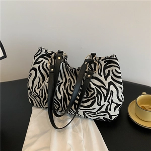 Stylische Zebra-Print Canvas-Tragetasche mit schwarzen Trägern und Goldmetallringen