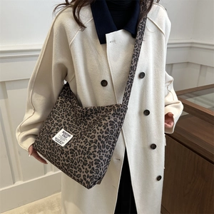 Sac fourre-tout en nylon à motif léopard avec étiquette blanche et bandoulière