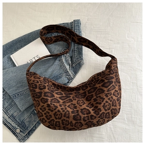Détail du grand sac cabas croissant à imprimé léopard avec large bandoulière et zip