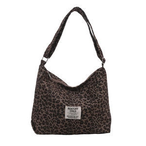 Sac cabas chic en nylon léopard avec bandoulière réglable et étiquette vintage