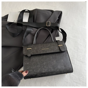 Détail du sac cabas noir vintage avec imprimé FASHION & BAGS et boucle en métal doré