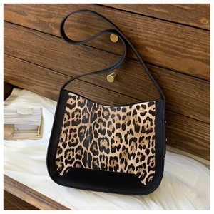 Détail des coutures à motif léopard et du cuir mat sur le sac à bandoulière chic