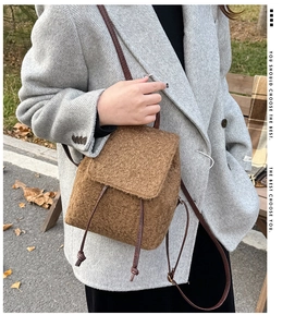 Vue détaillée du mini sac à dos en polaire marron avec cordon et rabat