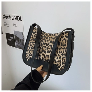Gros plan sur les détails de couture léopard d'un grand sac à bandoulière en croissant