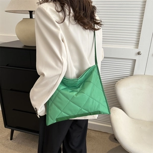 Grüne gesteppte Puffer-Umhängetasche mit Trapez-Design und eleganter Nylon-Oberfläche
