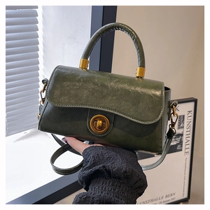 Sac bandoulière rétro vert foncé avec boucle anneau dorée et finition texturée brillante