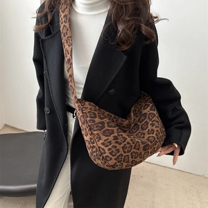 Grand sac hobo à imprimé léopard avec large bandoulière et finition en daim élégante