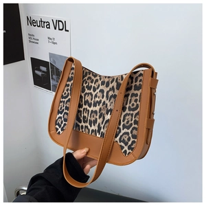 Détail latéral du sac léopard en cuir PU marron avec des rivets métalliques argentés