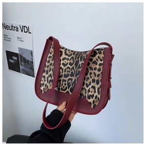 Détail du sac à bandoulière en cuir bordeaux et patchwork à imprimé léopard chic