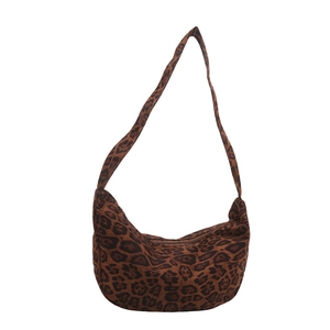 Grand sac hobo à imprimé léopard avec texture velours et large bandoulière