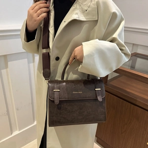 Grand sac cabas marron foncé vintage en cuir avec bandoulière et boucle dorée