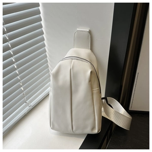 Detail of white PU leather crossbody bag with top zipper and adjustable nylon strap