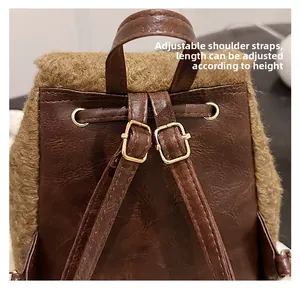 Détail des bretelles réglables en similicuir avec boucles dorées sur un sac à dos en laine