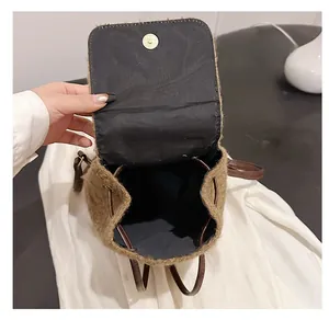 Détail du sac à dos en laine avec boucle magnétique et doublure intérieure noire spacieuse