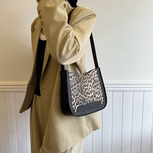 Sac à main tendance à imprimé léopard avec coutures en cuir noir et bandoulière réglable
