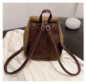 Vue détaillée des bretelles réglables en cuir et de la texture en fourrure du sac à dos