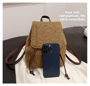 Comparaison détaillée de la taille du sac à dos en laine marron avec un smartphone