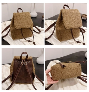 Détails du sac à dos en peluche marron avec bretelles en cuir et fermeture à cordon