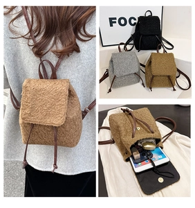 Mini sac à dos en peluche de laine tricolore montrant l'intérieur et détails en cuir