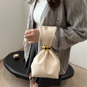 Sac seau crème minimaliste avec design plissé et anneau métallique doré élégant