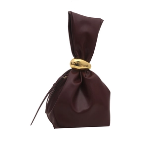 Sac seau en cuir bordeaux avec boucle dorée artistique et poignée plissée