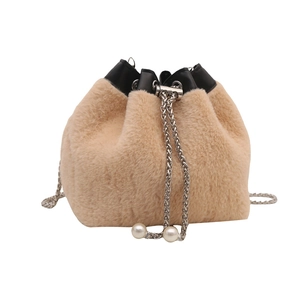 Schicke khakifarbene Pelz-Eimertasche mit Perlenkette und Kordelzug für den Winter