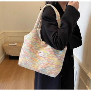 Détail du sac cabas en maille colorée avec texture duveteuse macaron et étiquette tissée