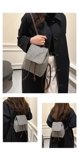 Détails macro du sac à dos en laine grise avec bretelles en cuir brun et cordon serrage