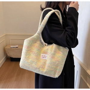 Détail du sac fourre-tout en peluche coloré avec texture en tricot macaron et étiquette