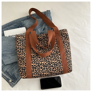Sac cabas en toile léopard avec sangles tissées brunes et accessoires décontractés à plat