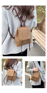 Détail d'un sac à dos en peluche avec bretelles en cuir sur un modèle en manteau gris