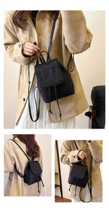 Détail d'un petit sac à dos noir en fausse fourrure avec cordon et fines bretelles