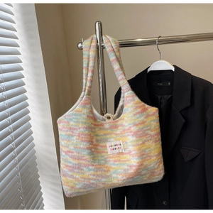 Détail du cabas en maille multicolore avec étiquette de marque et fermoir métallique