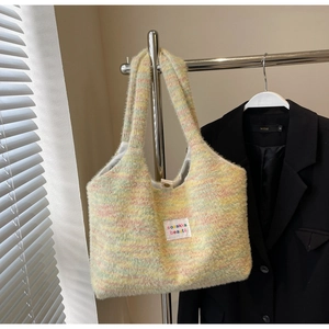 Détail du sac cabas en peluche arc-en-ciel avec étiquette tissée et fermeture à pression