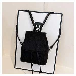 Détail du mini sac à dos noir en imitation laine de mouton avec bretelles en cuir fin