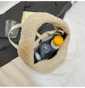 Detail view of the beige fleece bucket bag interior and its spacious storage capacity