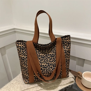 Sac Cabas en Nylon Imprimé Léopard pour Femmes Grande Capacité Mode Urbaine Sac à Épaule Décontracté avec Fermeture Éclair Fourre-tout de Shopping