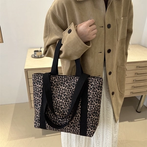 Sac cabas chic en toile imprimé léopard avec bandoulières noires pour un look décontracté