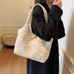 Sac fourre-tout en tricot à rayures arc-en-ciel aux tons pastels et texture pelucheuse