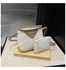 Détail du lot de sacs bandoulière en cuir crème avec design en V kaki et boucle dorée chic