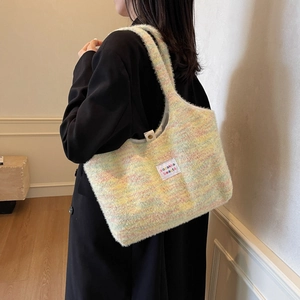 Sac fourre-tout en peluche tricoté aux couleurs arc-en-ciel avec étiquette minimaliste