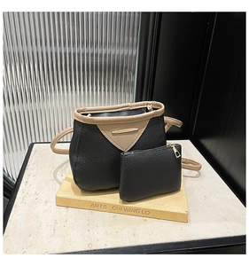 Détail de l'ensemble de sacs en cuir grainé avec patchwork beige et boucle métallique