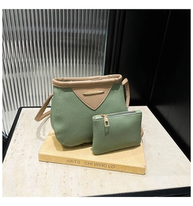 Détail de l'ensemble de sacs bandoulière en cuir vert sauge avec finitions beige