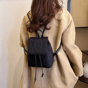 Sac à dos en laine noire chic avec fermeture à rabat pour mode hivernale style collège