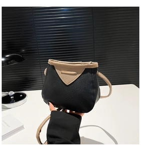 Détail du sac bandoulière tendance avec texture litchi et boucle en métal doré