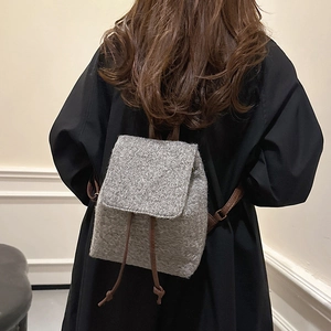 Sac à dos d'hiver en laine grise avec bretelles en cuir marron et fermeture à cordon